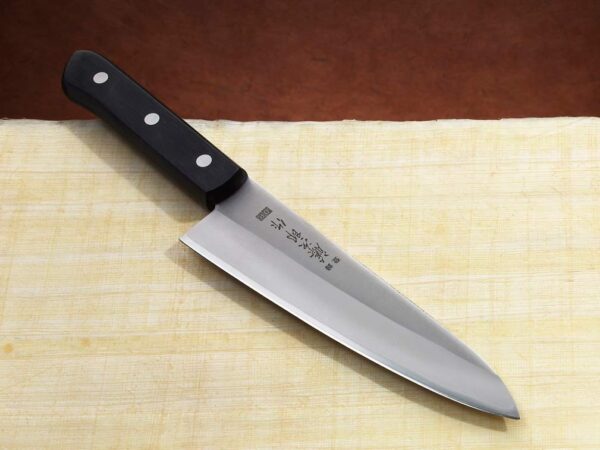 Questo coltello universale è adatto per la maggior parte dei lavori di taglio. Dal tagliare un cespo di lattuga a tagliare le erbe a tagliare un'anca di manzo.