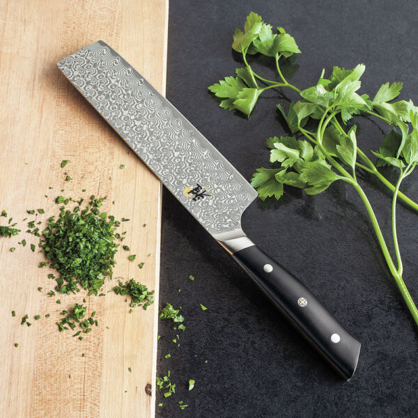Un coltello nakiri, anche conosciuto come nakiri bocho, è un coltello giapponese usato per tagliare ortaggi. Caratterizzato da una lama dritta con i lati squadrati, un Nakiri ti permette di tagliare ortaggi fino al tagliere senza problemi. Sottile e leggero, il Nakiri è ottimo per ogni ortaggio