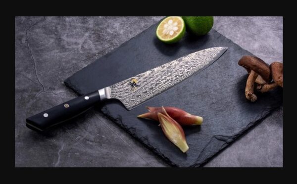 La linea Miyabi Hibana 800 DP (scintilla, in giapponese) prende il nome dalle scintille che volano via dall'acciaio quando i coltelli vengono forgiati. Il motivo damasco a 49 strati è stato martellato per rappresentare l'immagine della scintilla nei suoi strati. Il nucleo della lama è in acciaio FC61. Il semplice manico in acrilico offre un'opzione durevole sia per il cuoco casalingo che per lo chef professionista. Nel manico troviamo gli spaziatori in ottone, un pin mosaico centrale.