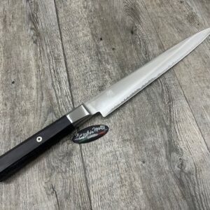 La serie di coltelli MIYABI 4000FC vi porta alla scoperta dell'artigianato tradizionale giapponese, dove ogni coltello si caratterizza per la sua bellezza e affilatura. Questa serie comprende anche il coltello Sujihiki a lama