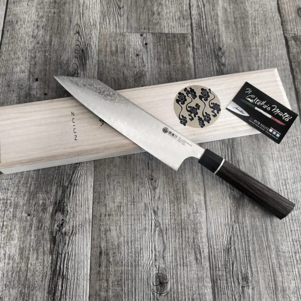 L’azienda giapponese Kanetsugu nasce a Seki in Giappone nel 1918. Kanetsugu iniziò a fabbricare spade a Mino, nel XIV secolo, durante il periodo Jowa (1345-1349). Ereditando la tradizione del costruttore di spade, l'azienda ha raggiunto nella sua produzione le caratteristiche speciali della katana giapponese, che sono indispensabili per il coltello, combinando artigianato tradizionale e tecnologia moderna innovativa. I coltelli di Seki Kanetsugu sono affilati e costruiti come le spade giapponesi "Hamaguriha", la forma in sezione della spada giapponese nel coltello da cucina, rendendo il filo del coltello perfetto per durare a lungo. La Serie Zuiun è stata realizzata per celebrare il centenario dell'azienda. Zuiun "significa" la nuvola che appare come un segno di buona fortuna "nel buddismo. Quindi è un ottimo regalo per celebrazioni come un matrimonio o il regalo perfetto per il buongustaio della tua vita. Il bellissimo motivo a nuvole fluttuanti è creato dalla stratificazione dell'acciaio di Damasco su entrambi i lati.