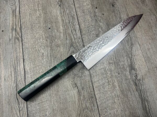 Un coltello multiuso ideale per il taglio di carne e verdura. Lama in acciaio damasco inox a 32 strati, interno e tagliente AUS8.